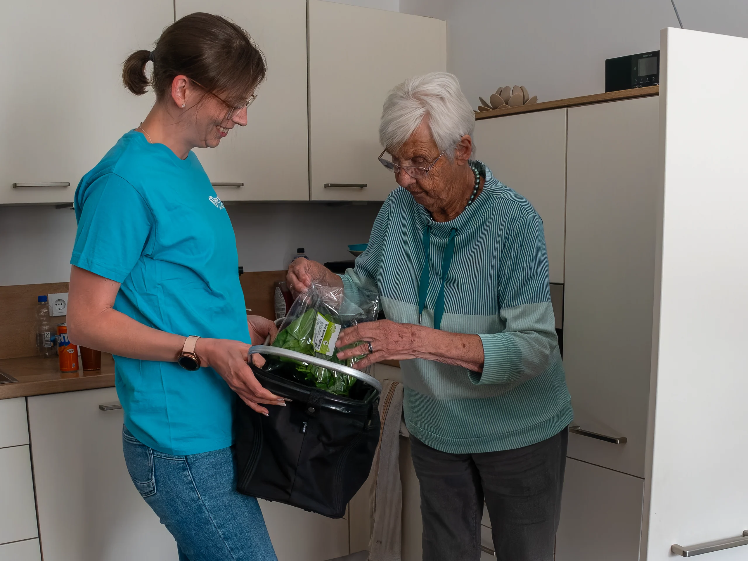 Persönliche Einkaufsbegleitung für den Alltag Alltagsbegleitung für Senioren beim gemeinsamen Einkauf